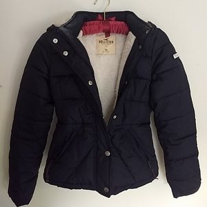 Hollister: Trendy black puffer jacket!